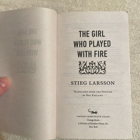 📚2/$6  The Girl Who Played with Fire #2 in the Millennium Series - Picture 7 of 12